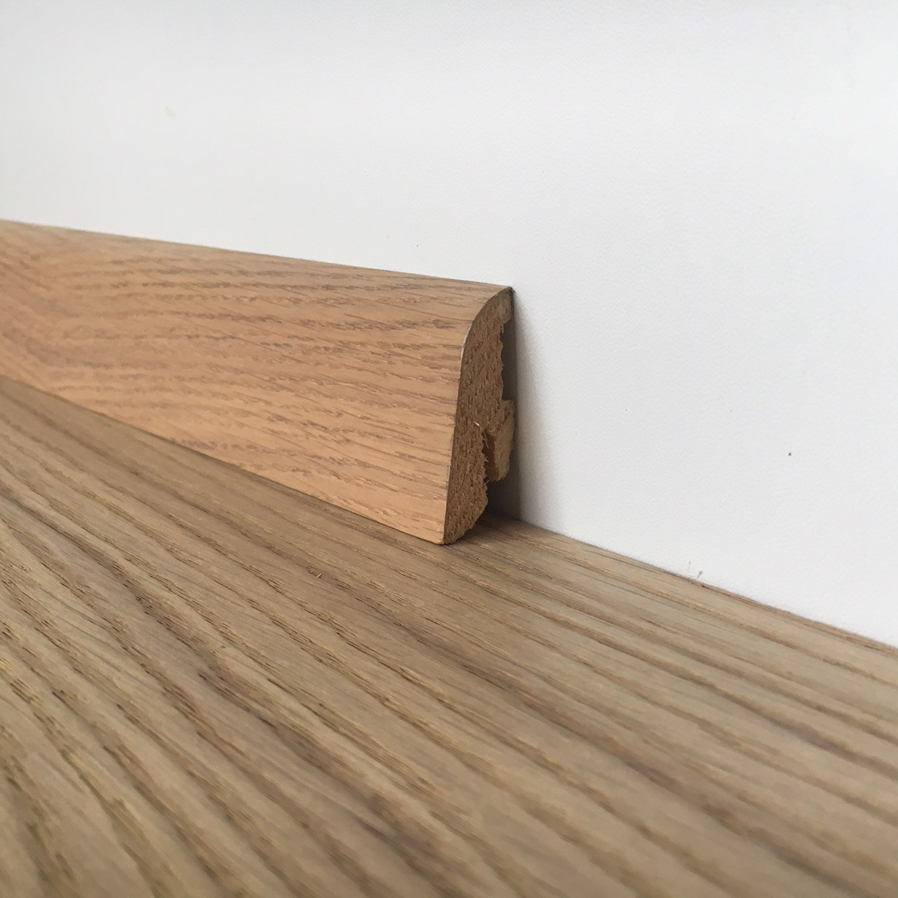 Sockelleiste furniert Eiche Vancouver weiß
Abmessungen: 2500 x 38 x 19 mm